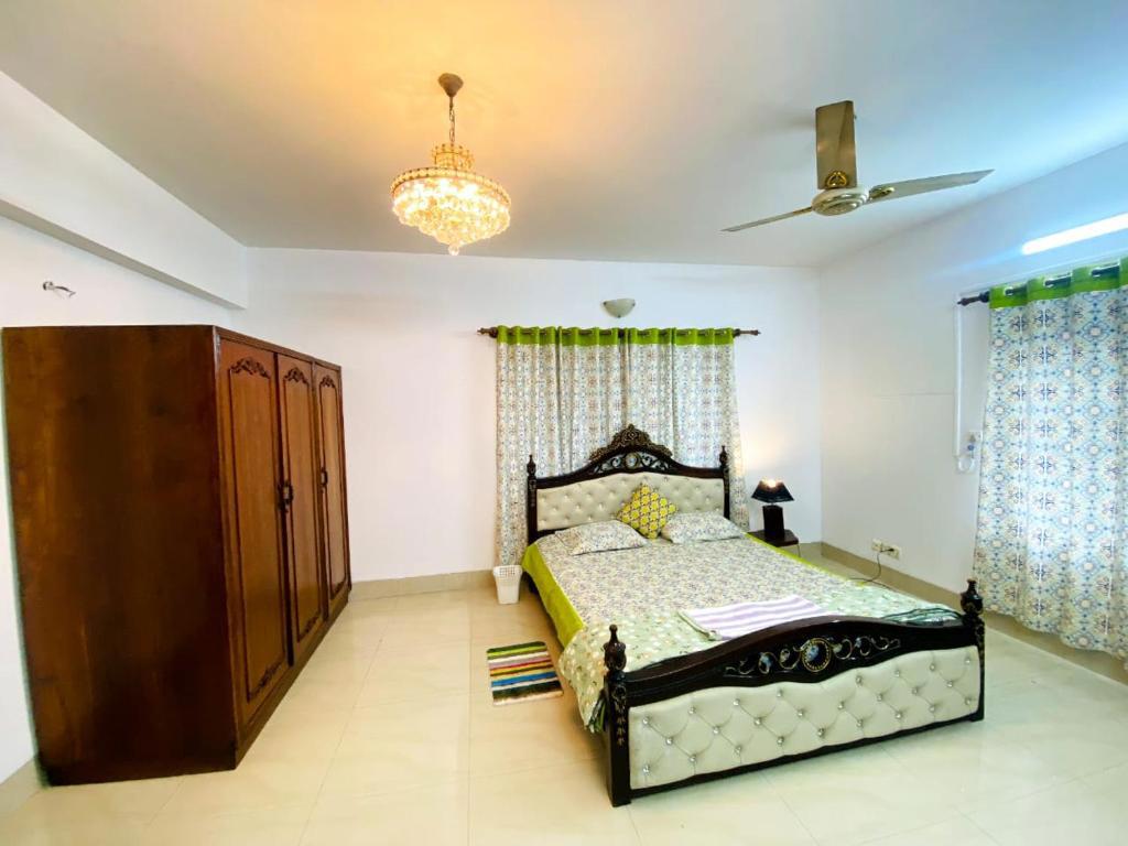Gulshan 1-Cozy Private Attached bath Room Ac Tv & Netflix
